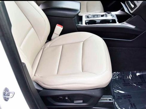 Used 2022 Ford Explorer XLT w/ Equipment Group 202A image 11