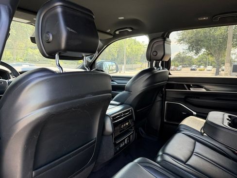 Used 2024 Jeep Wagoneer L Series II RWD image 18