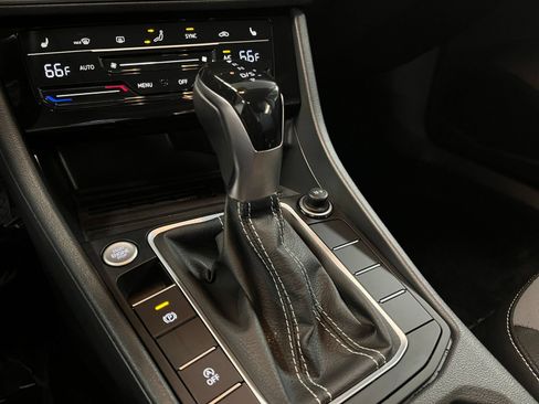 Used 2025 Volkswagen Jetta SE FWD image 43