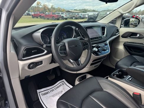 Used 2024 Chrysler Pacifica Touring-L image 35