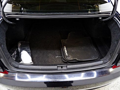 Used 2018 Volkswagen Passat 2.0T R-Line w/ R-Line Lighting Package image 13