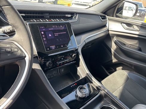 Used 2025 Jeep Grand Cherokee Altitude image 57