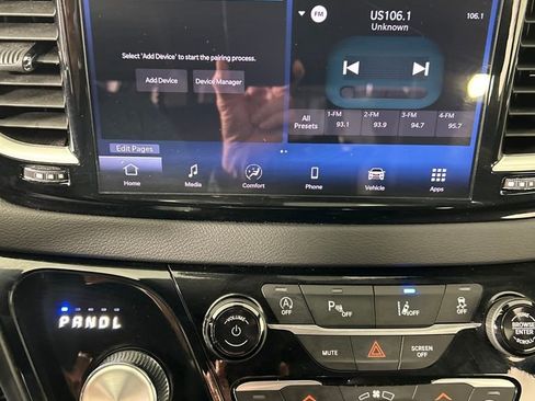 Used 2025 Chrysler Pacifica Select image 13