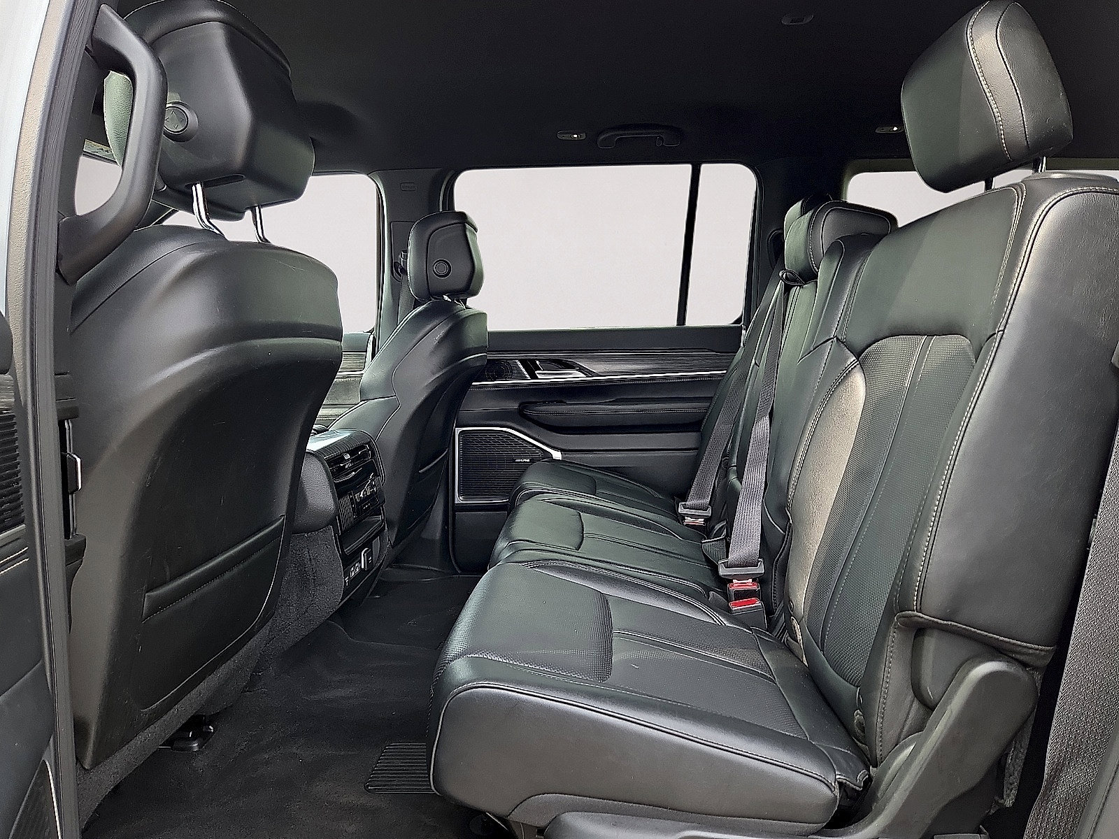 Used 2024 Jeep Wagoneer L Series II w/ Flexible Seating Group RWD image 14