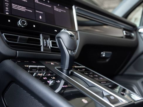 Certified 2026 Porsche Macan AWD/4WD image 26