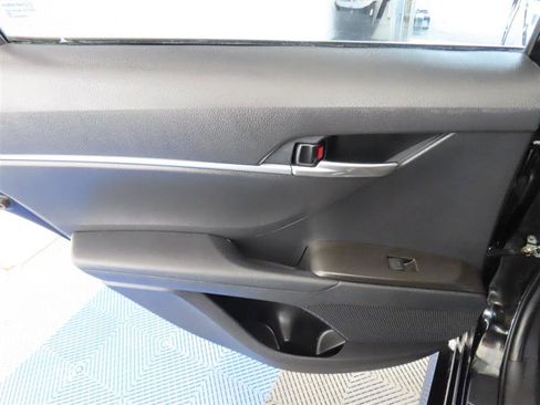 Used 2021 Toyota Camry LE image 28