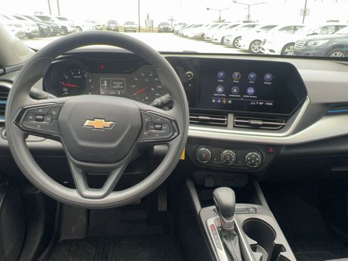 Used 2025 Chevrolet Trax LS w/ LS Convenience Package FWD image 9