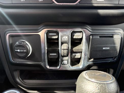 Used 2023 Jeep Wrangler Unlimited Sport AWD/4WD image 29