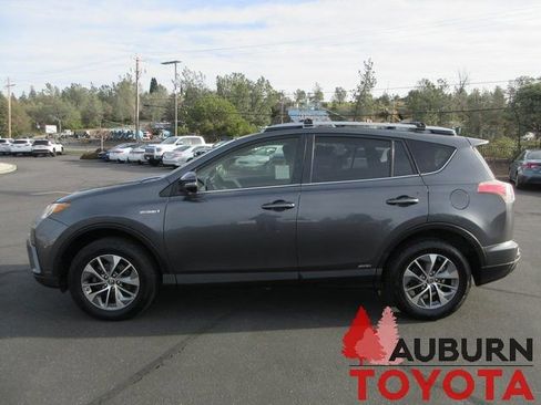 Used 2018 Toyota RAV4 LE image 9