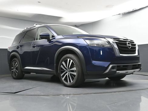 Certified 2025 Nissan Pathfinder Platinum FWD image 27