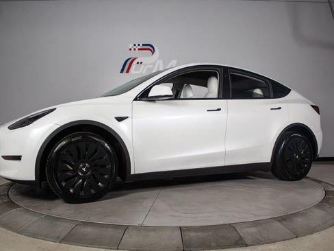 Used 2024 Tesla Model Y Long Range AWD/4WD image 1