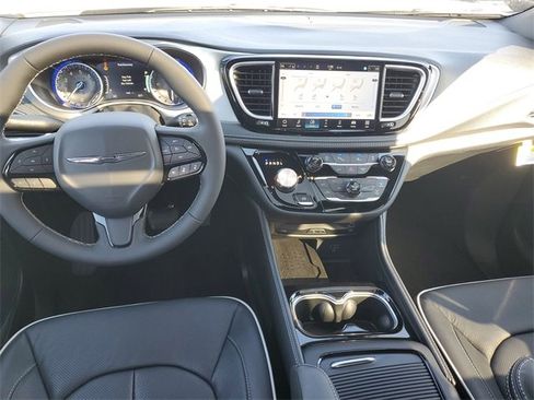 New 2026 Chrysler Pacifica Limited w/ Uconnect Theater Family Group image 44