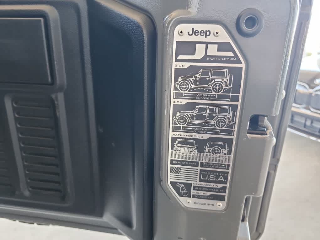 Used 2019 Jeep Wrangler Unlimited Sahara w/ Uconnect 4C Nav & Sound Group AWD/4WD image 29