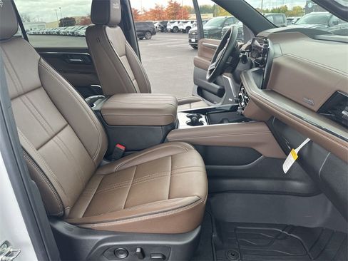 New 2025 Chevrolet Suburban High Country image 21