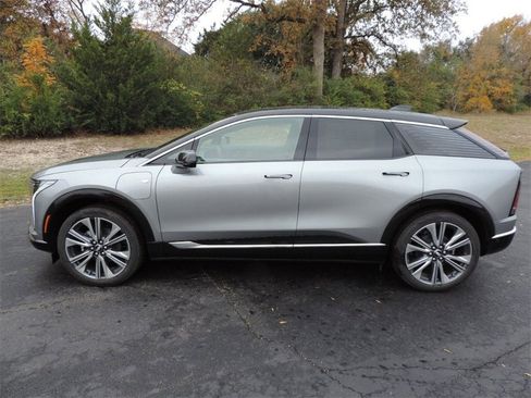 New 2026 Cadillac Optiq Luxury 2 image 8