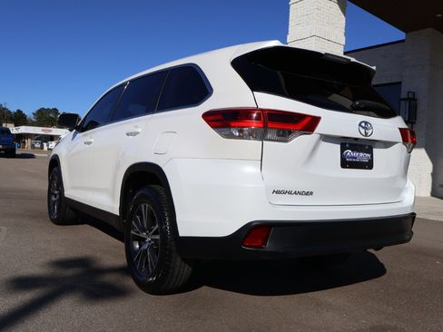 Used 2019 Toyota Highlander LE image 3