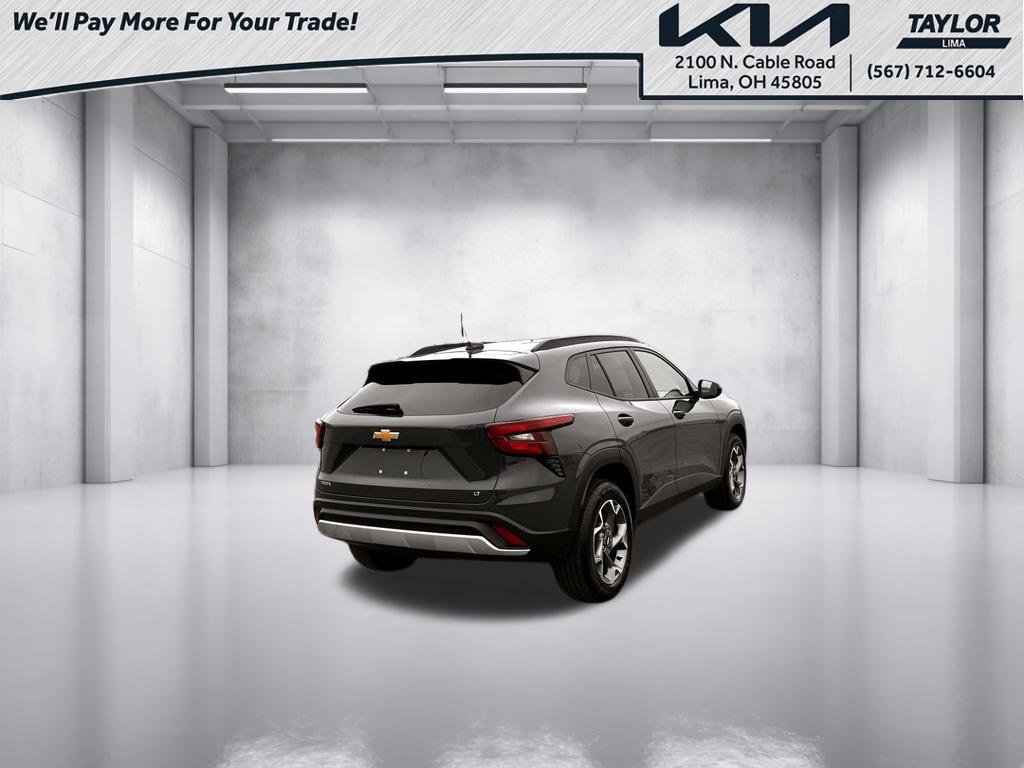 Used 2025 Chevrolet Trax LT FWD image 2