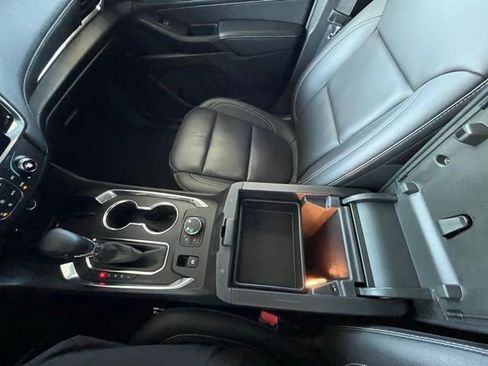 Used 2023 Chevrolet Traverse LT image 24