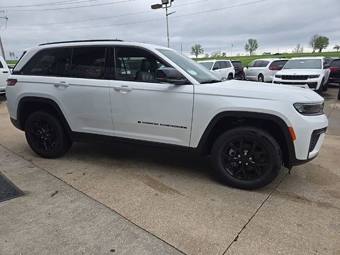 New 2026 Jeep Grand Cherokee Altitude AWD/4WD image 13