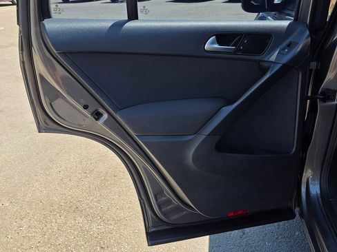 Used 2014 Volkswagen Tiguan S image 20