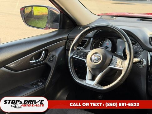 Used 2017 Nissan Rogue SV AWD/4WD image 13