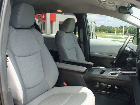 Certified 2025 Toyota Sienna LE FWD image 23
