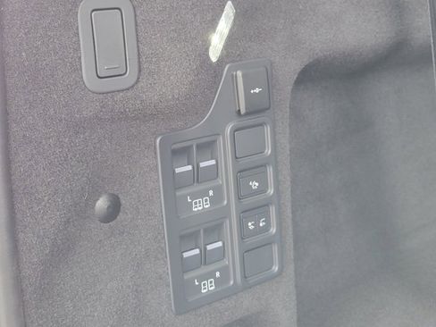 Used 2024 Land Rover Discovery Dynamic SE image 14