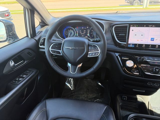 Used 2025 Chrysler Pacifica Select FWD image 31