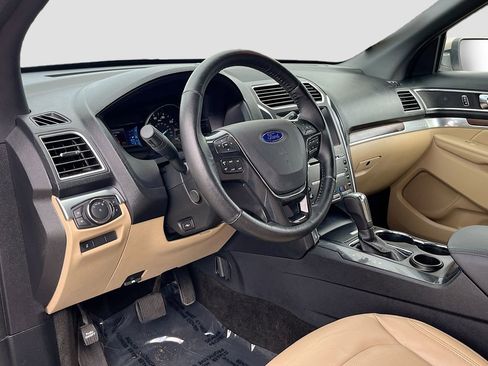 Used 2017 Ford Explorer Limited w/ Equipment Group 301A FWD image 9