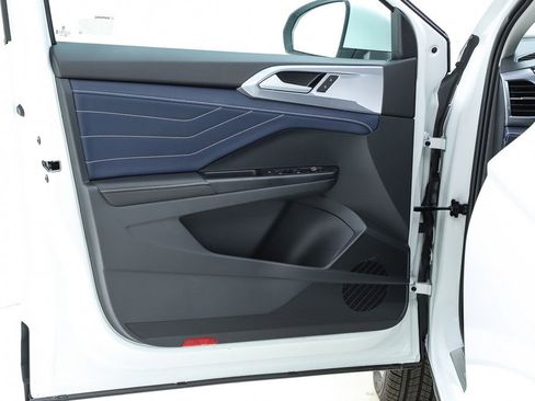 New 2025 Volkswagen Taos SEL image 18