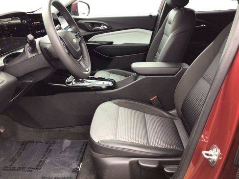 Used 2025 Chevrolet Trax LT FWD image 9
