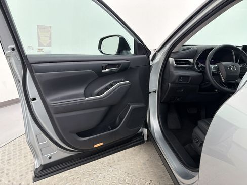 Used 2020 Toyota Highlander XLE AWD/4WD image 5