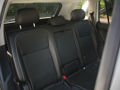 Used 2021 Volkswagen Tiguan SE w/ Panoramic Sunroof Package AWD/4WD image 18