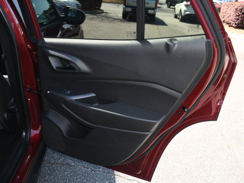 Used 2025 Chevrolet Trax LT w/ LT Convenience Package image 19