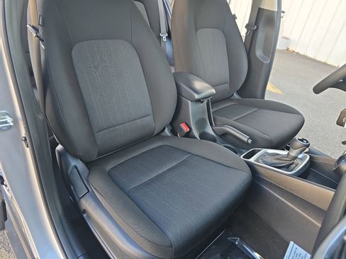 Used 2024 Hyundai Venue SE image 16