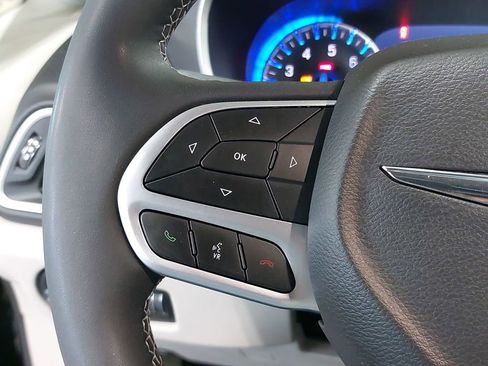 Used 2024 Chrysler Pacifica Touring-L image 19