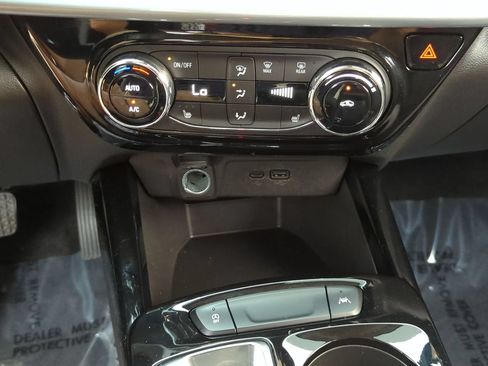 Used 2024 Chevrolet Trax LT w/ Driver Confidence Package FWD image 17