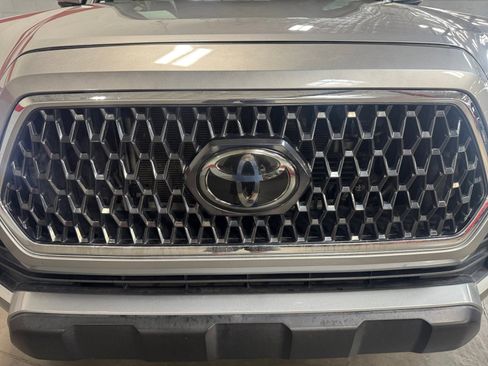 Used 2018 Toyota Tacoma TRD Off-Road image 23