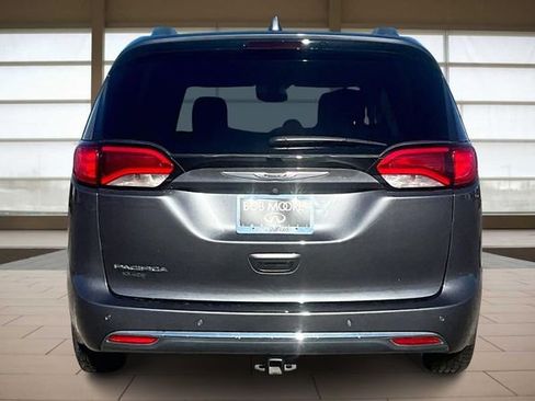 Used 2020 Chrysler Pacifica Touring-L image 4