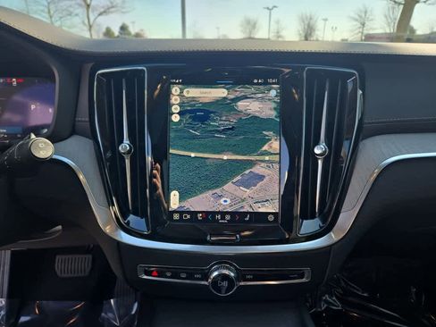 Used 2025 Volvo V60 B5 Cross Country Ultra w/ Climate Package image 18