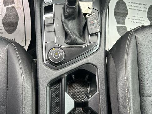Used 2020 Volkswagen Tiguan SE image 17