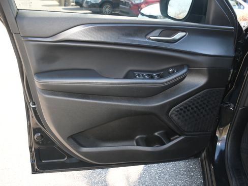 Used 2024 Jeep Grand Cherokee Laredo w/ Luxury Tech Group I image 9