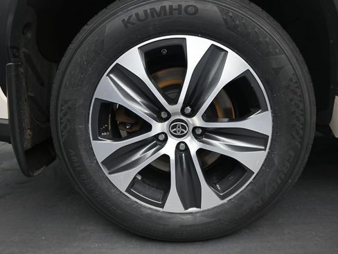 Used 2021 Toyota Highlander XLE AWD/4WD image 10
