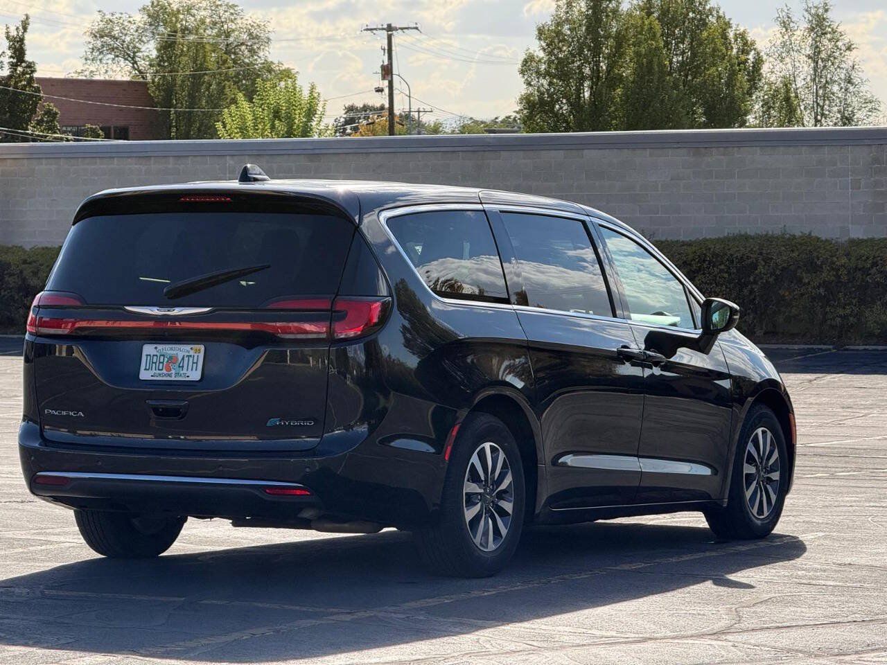 Used 2023 Chrysler Pacifica Touring-L FWD image 5
