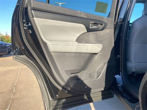 New 2026 Toyota Highlander XLE image 11