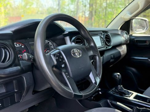 Used 2017 Toyota Tacoma SR RWD image 11