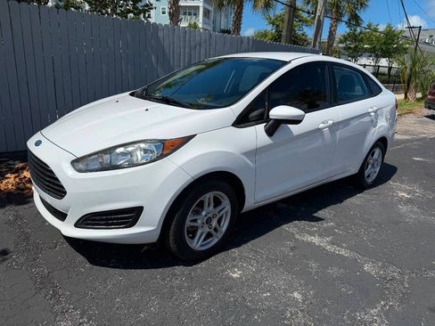 Used 2018 Ford Fiesta SE FWD image 1