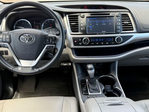 Used 2017 Toyota Highlander XLE AWD/4WD image 13