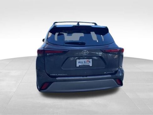 Used 2025 Toyota Highlander Platinum image 5