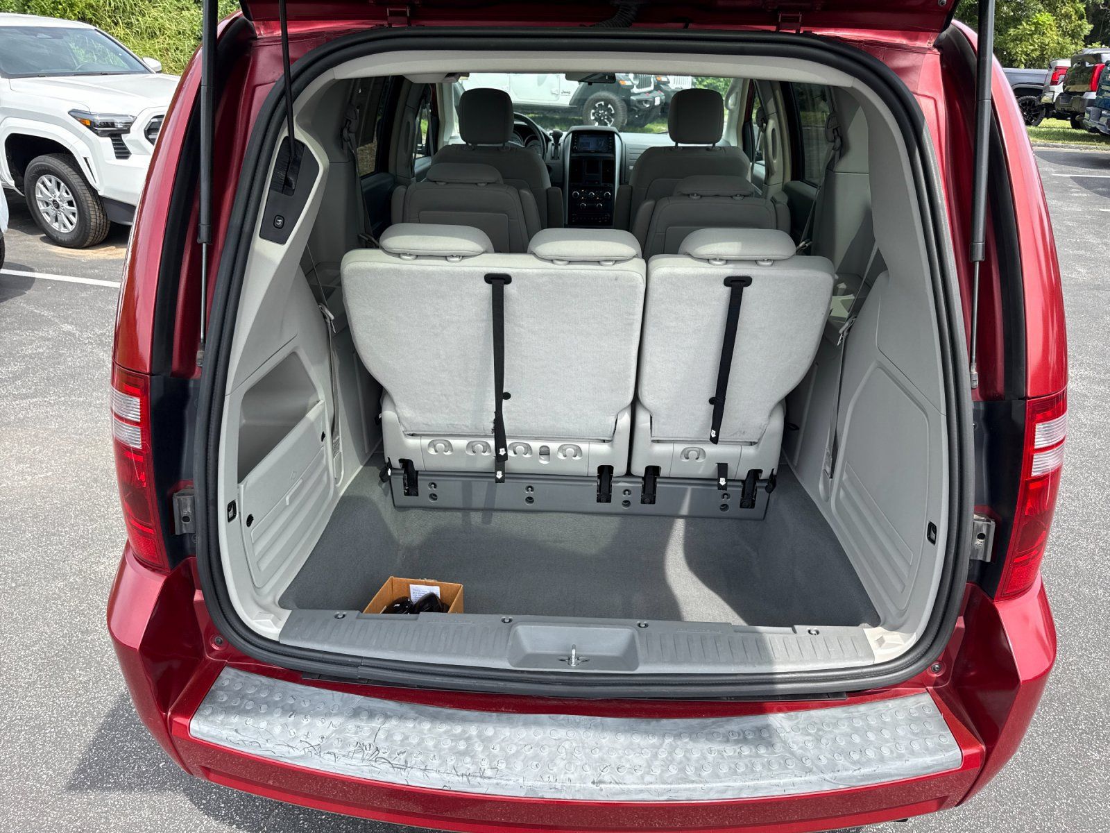 Used 2008 Dodge Grand Caravan SXT w/ Entertainment Group 2 FWD image 21